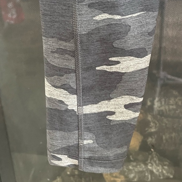 Athleta Ultimate Stash Pockets Camo 7/8 Tights - Picture 4 of 15